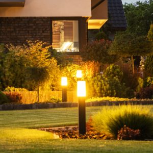 modern-led-garden-light-posts-residential-backyar-2024-05-02-21-05-23-utc-1.jpg
